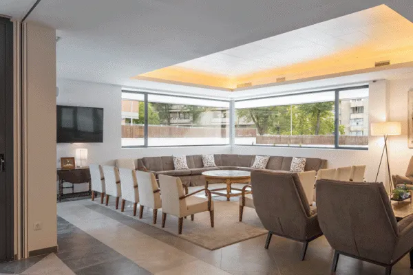 Salón con ventanas de aluminio Venstal Aluminum Slide